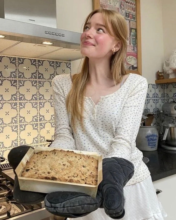 クルーネックスリーボタンフローラルトップス