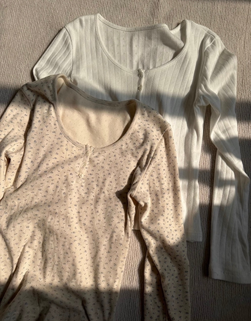 クルーネックスリーボタンフローラルトップス