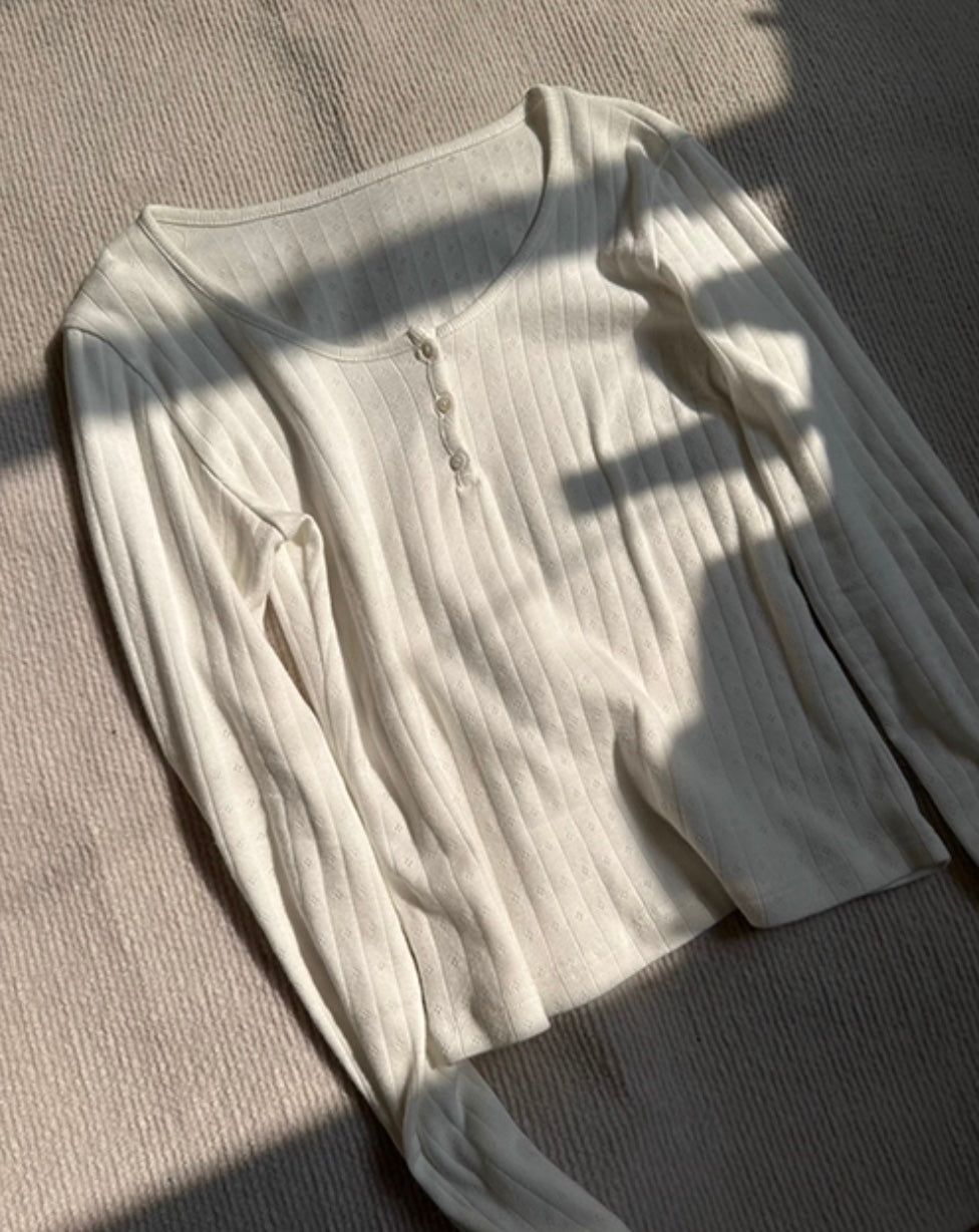 クルーネックスリーボタンフローラルトップス