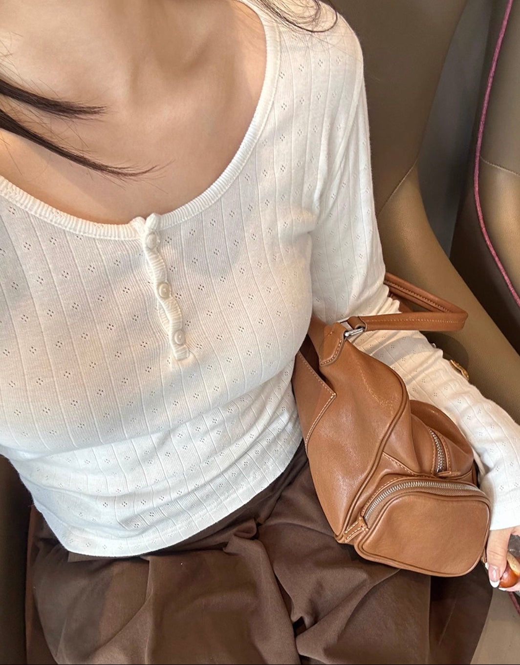 クルーネックスリーボタンフローラルトップス