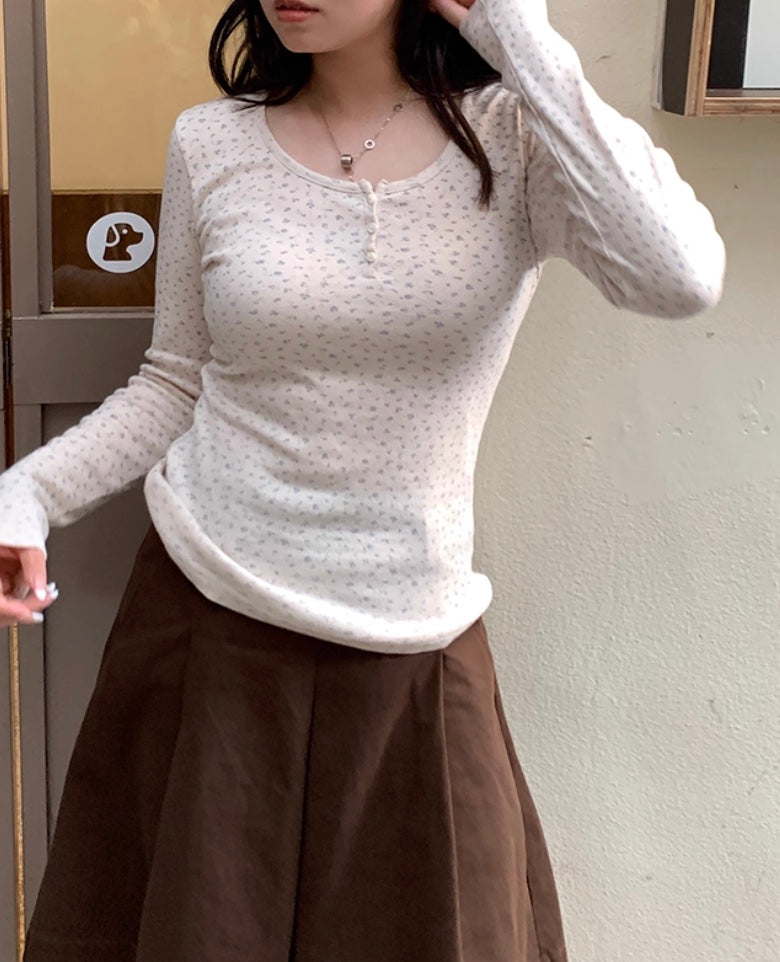 クルーネックスリーボタンフローラルトップス