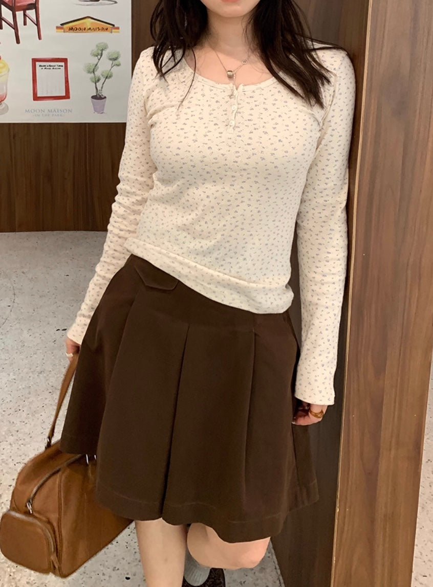 クルーネックスリーボタンフローラルトップス