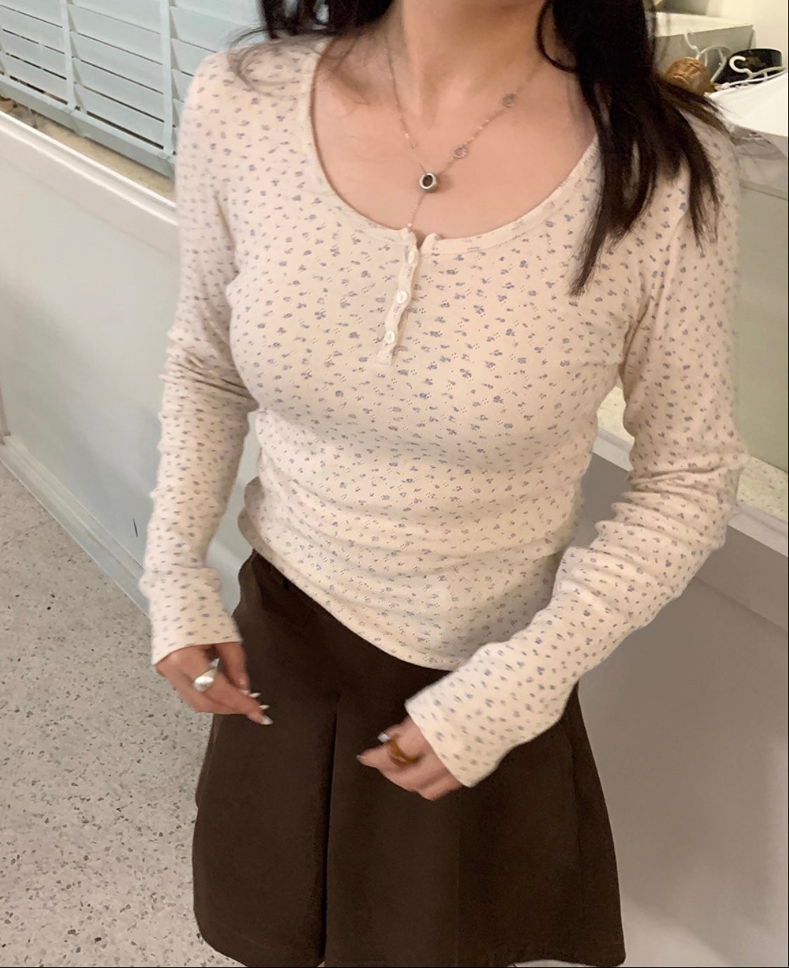 クルーネックスリーボタンフローラルトップス