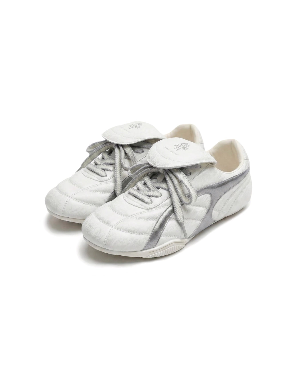 シルバーサッカー風ラインシューズ