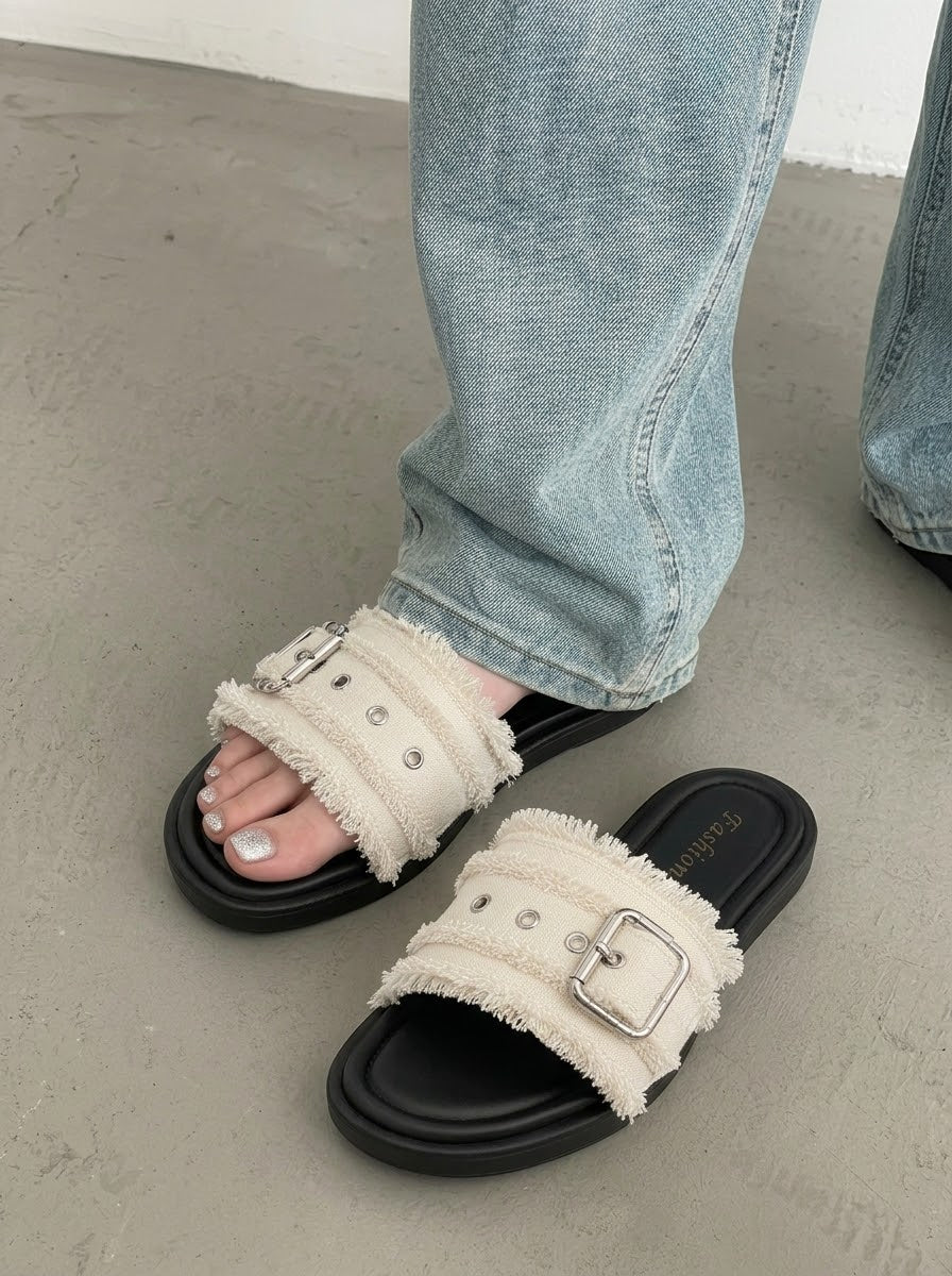 フリンジバックルサンダル