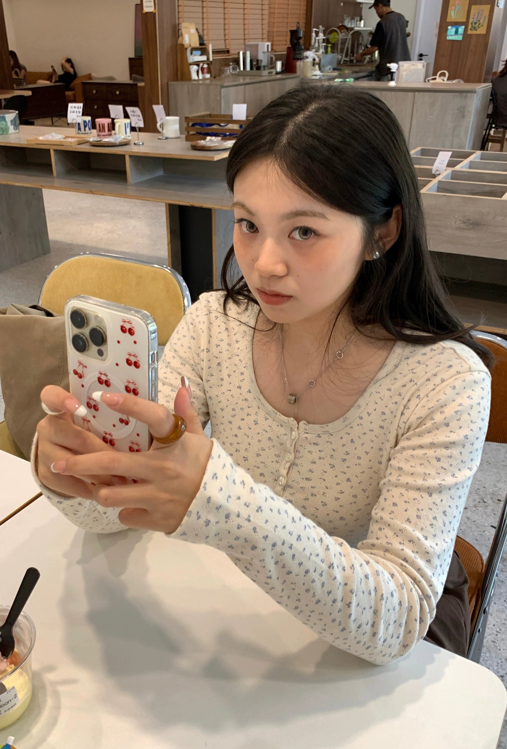 クルーネックスリーボタンフローラルトップス